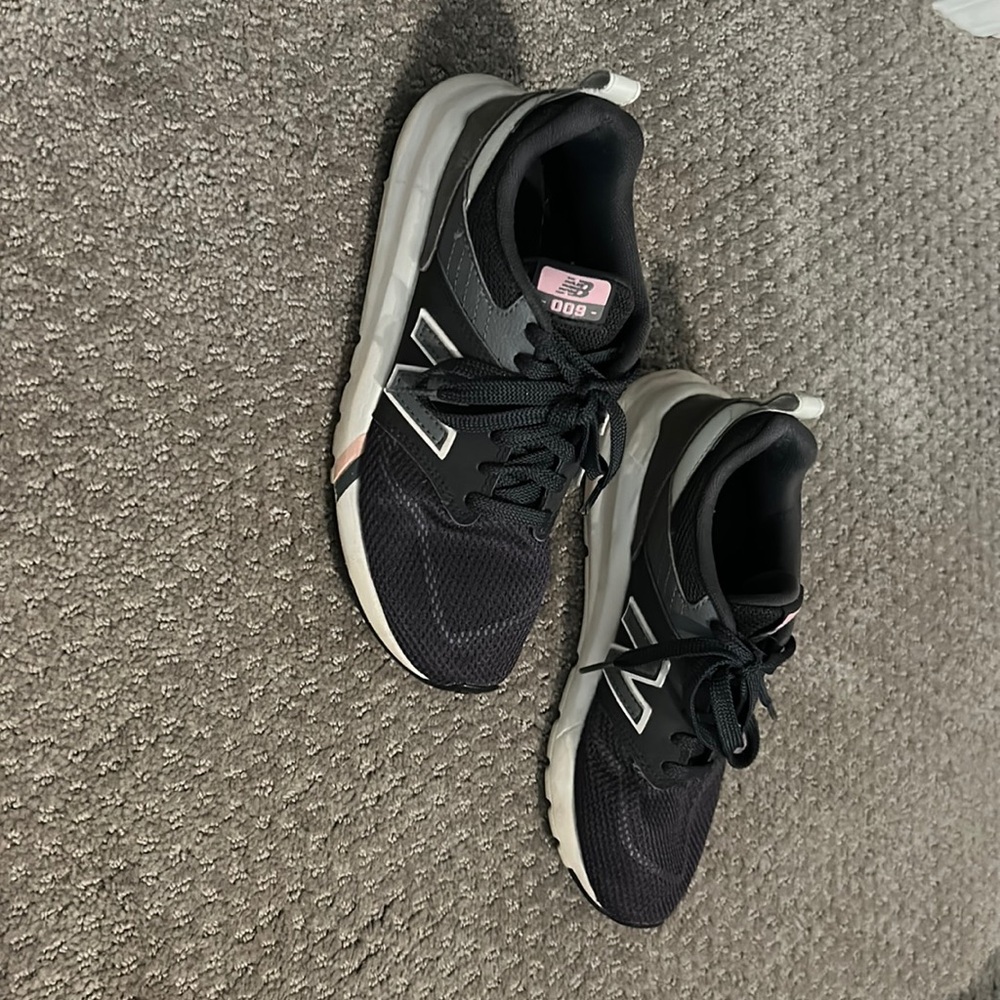 Women’s New Balance 009 Grey with pink details